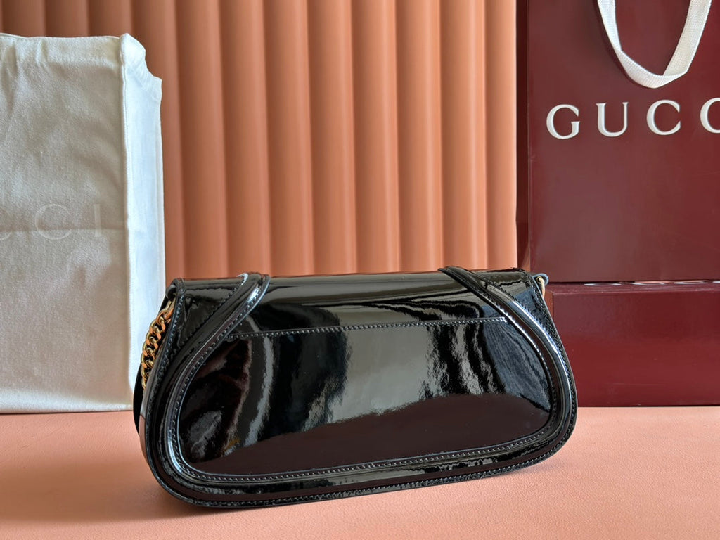 Bolso bandolera pequeño Blondie de piel de charol negra