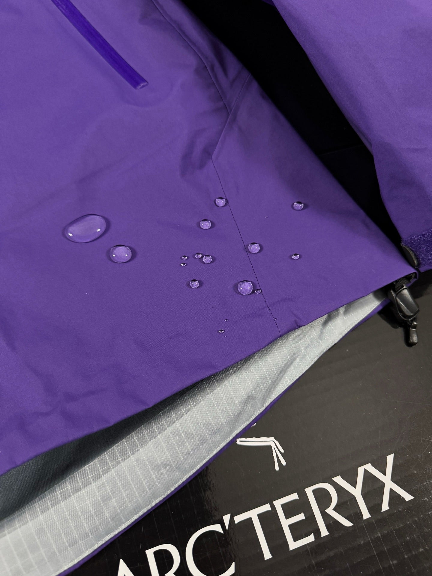 Chaqueta con capucha Beta Lightweight 2024
