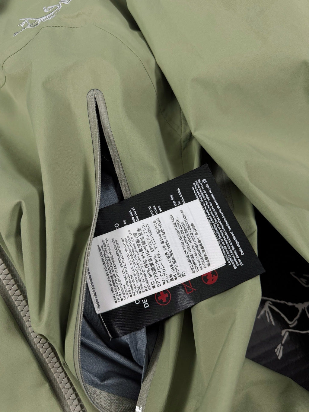 Beta Chaqueta con capucha ligera 2024