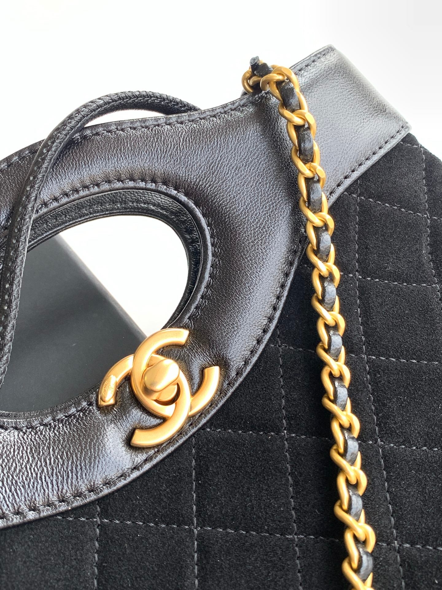 Classic nubuck sheepskin shoulder bag – 22 cm