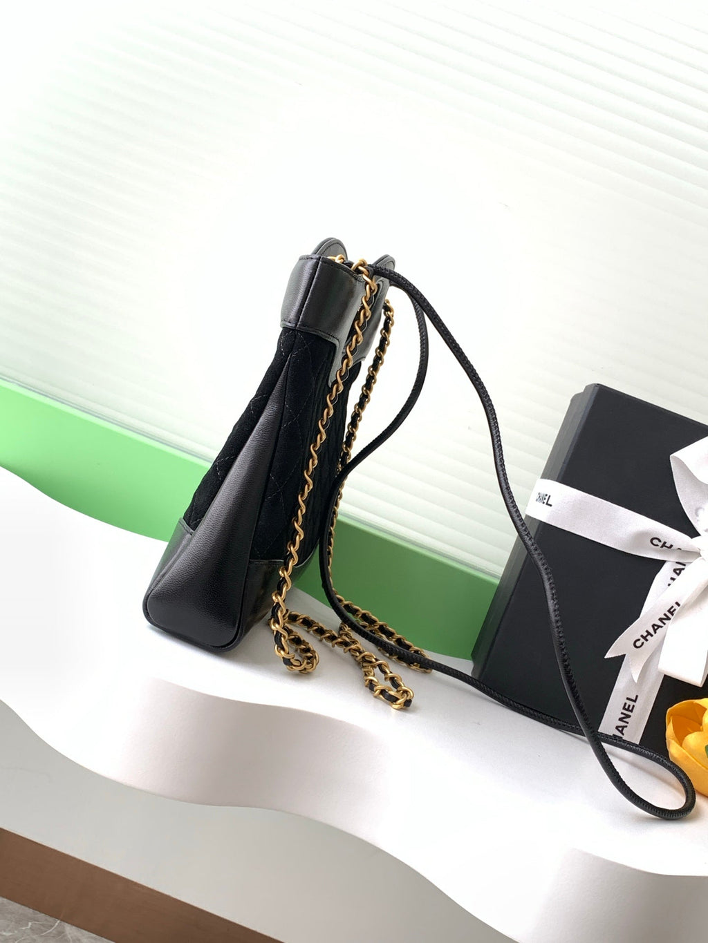 Classic nubuck sheepskin shoulder bag – 22 cm