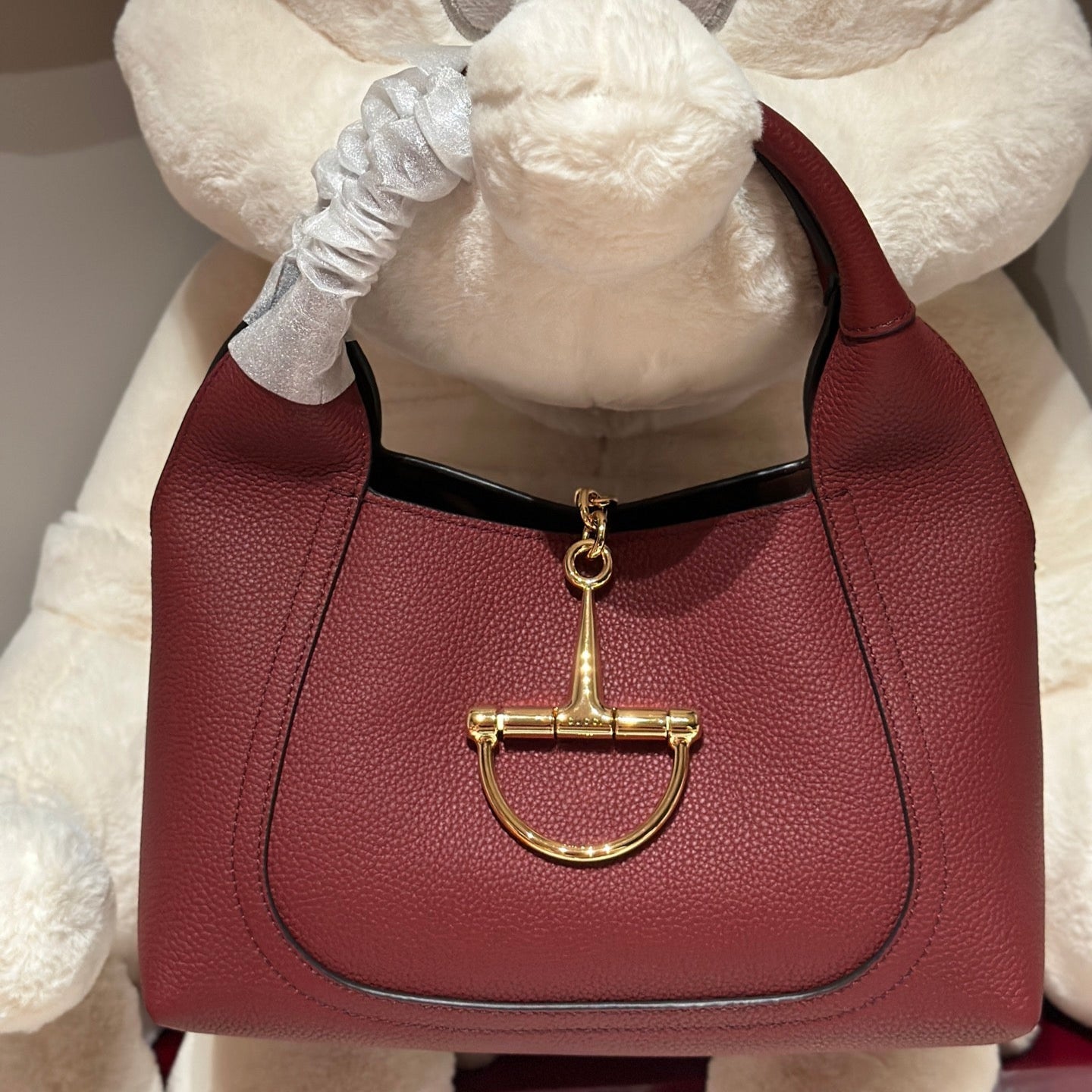 Bolso bandolera con emblema