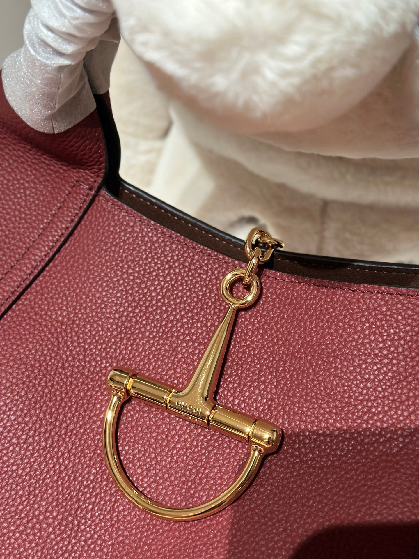 Bolso bandolera con emblema
