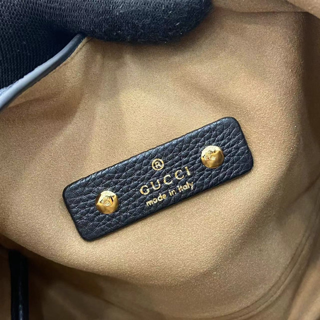 Umhängetasche Softbit aus schwarzem Leder