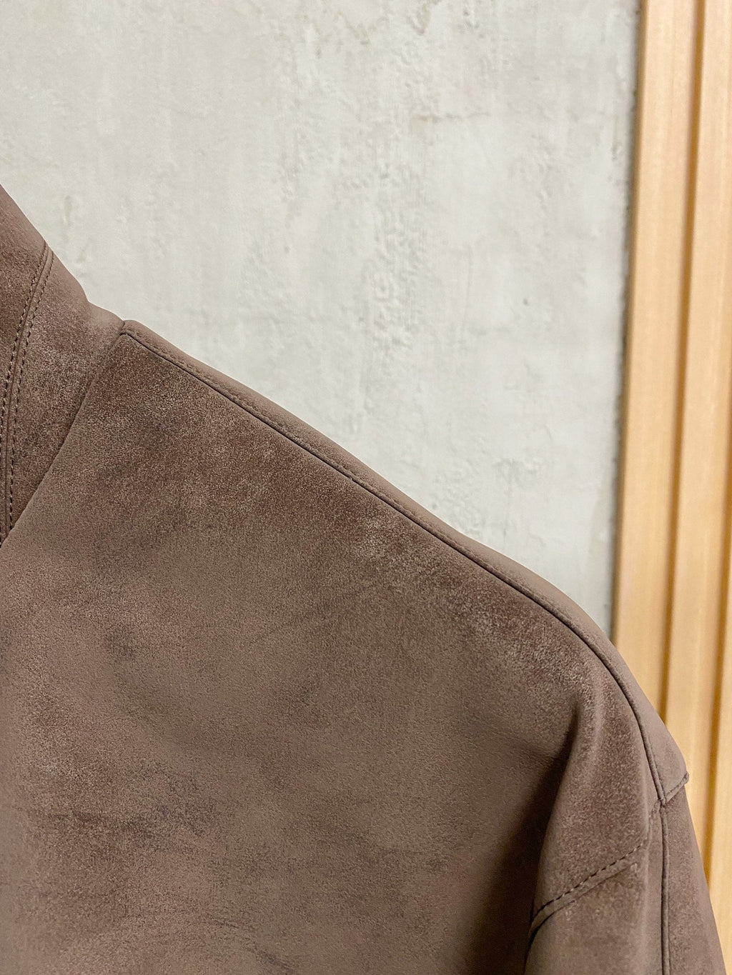 Italienische Wildlederjacke mit Stehkragen