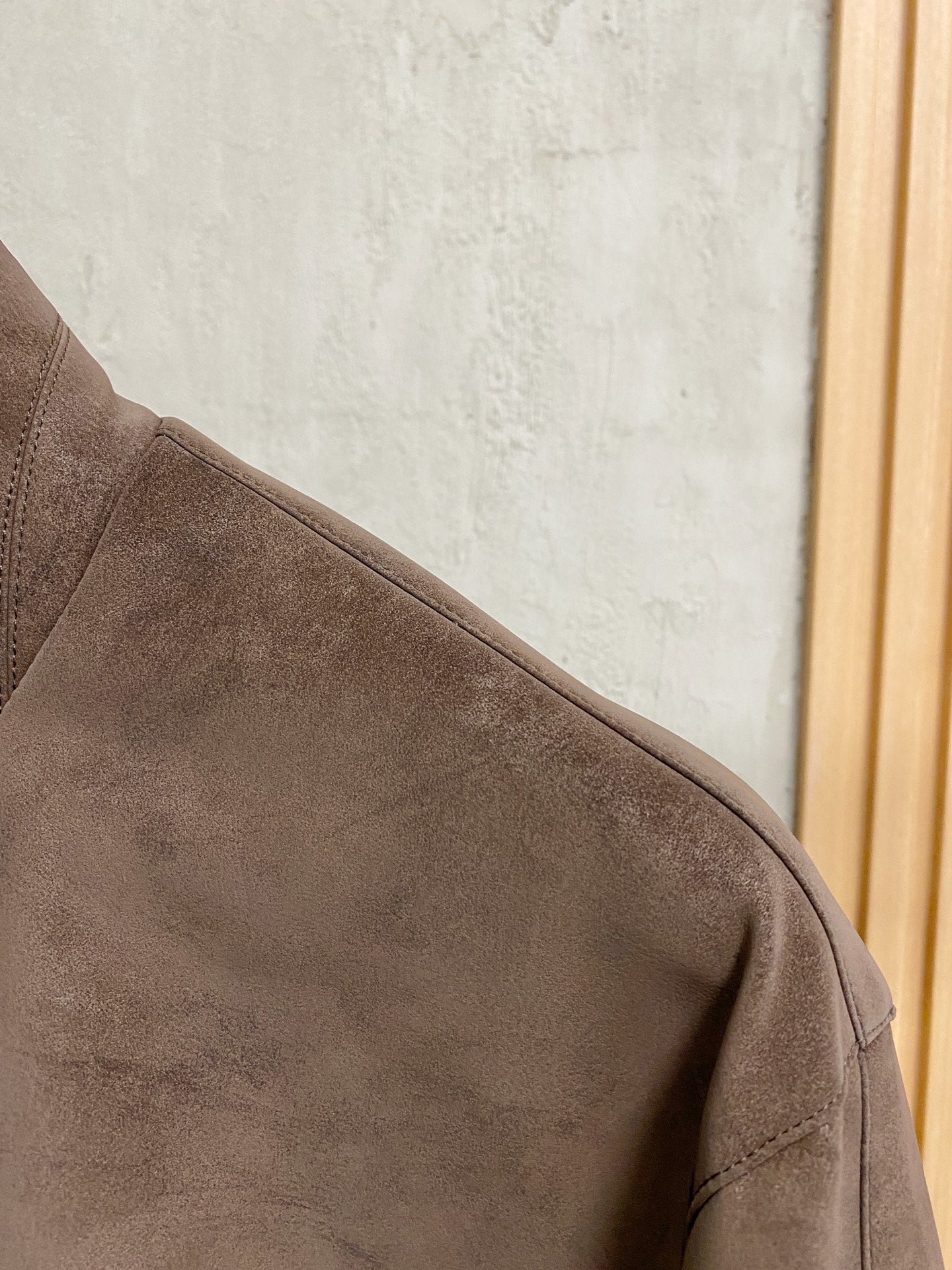 Italienische Wildlederjacke mit Stehkragen