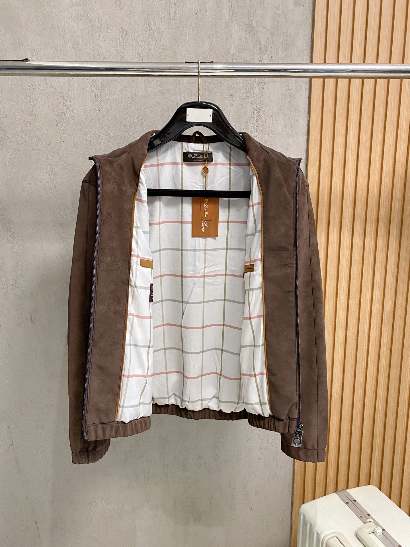 Italienische Wildlederjacke mit Stehkragen