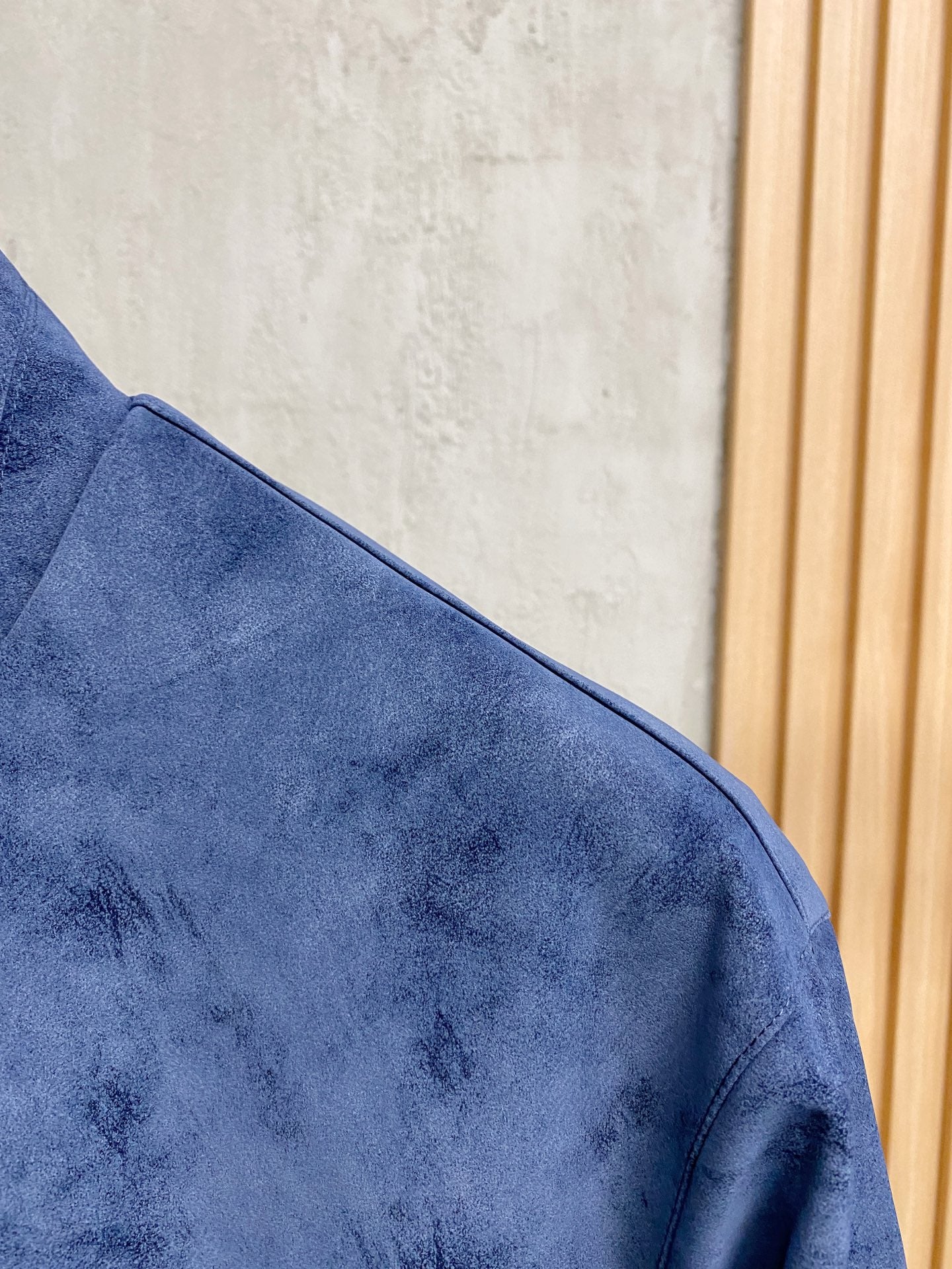 Italienische Wildlederjacke mit Stehkragen