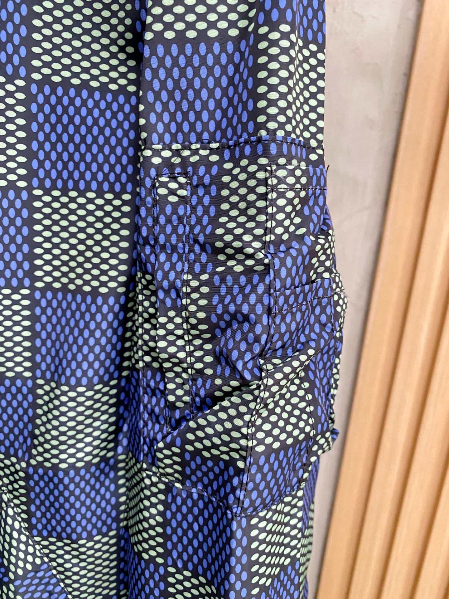 Chaqueta con capucha reversible de jacquard
