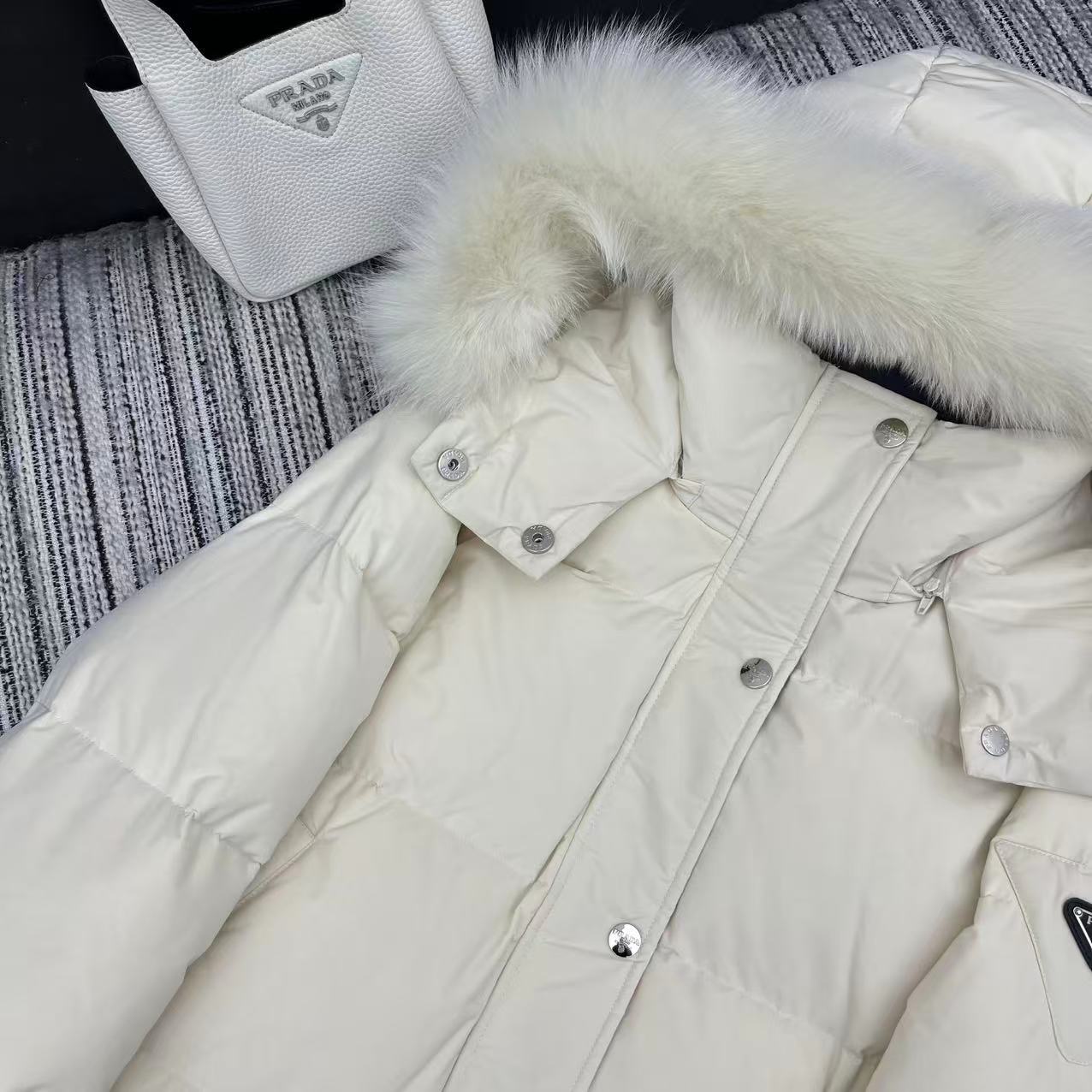 Weiße Daunenjacke
