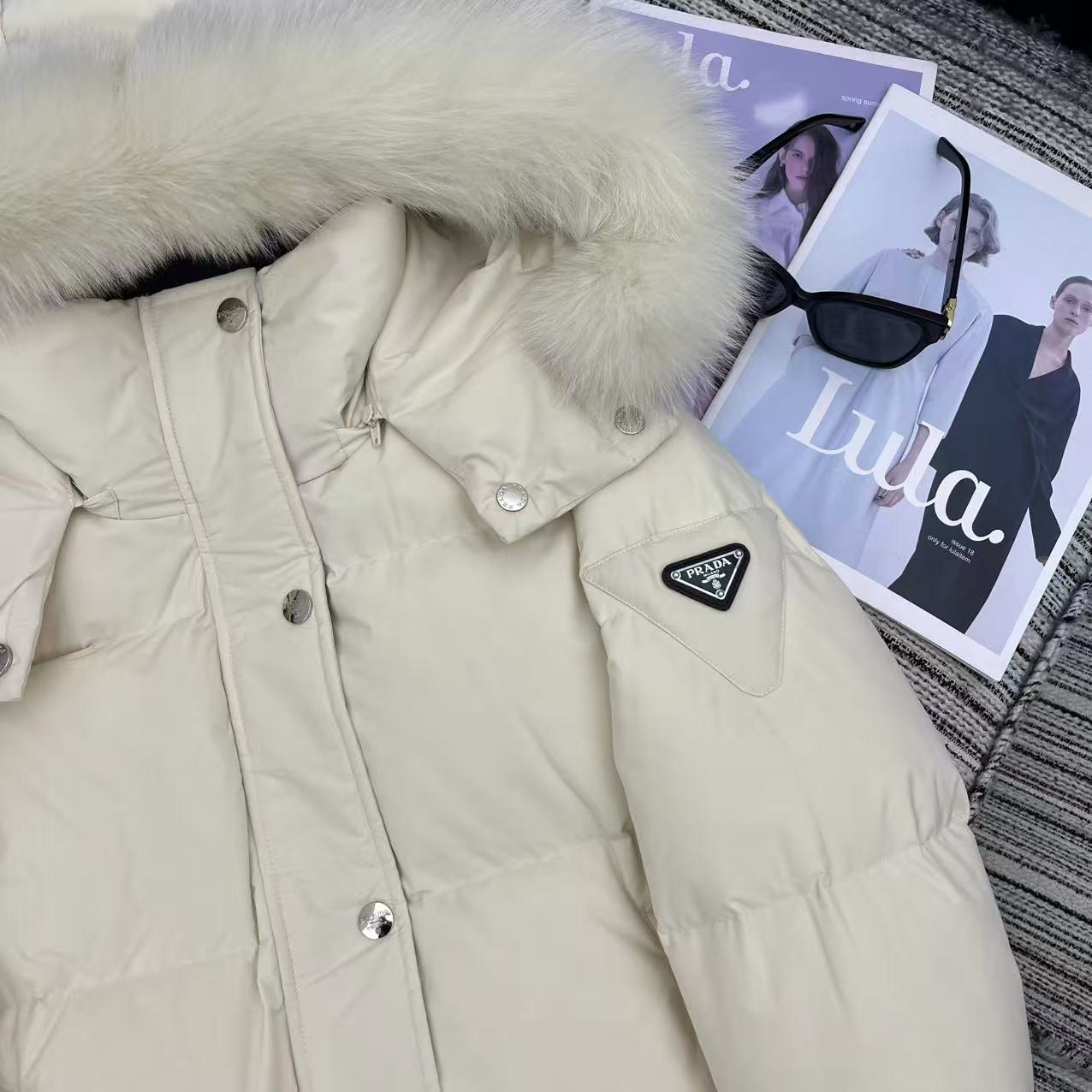 Weiße Daunenjacke