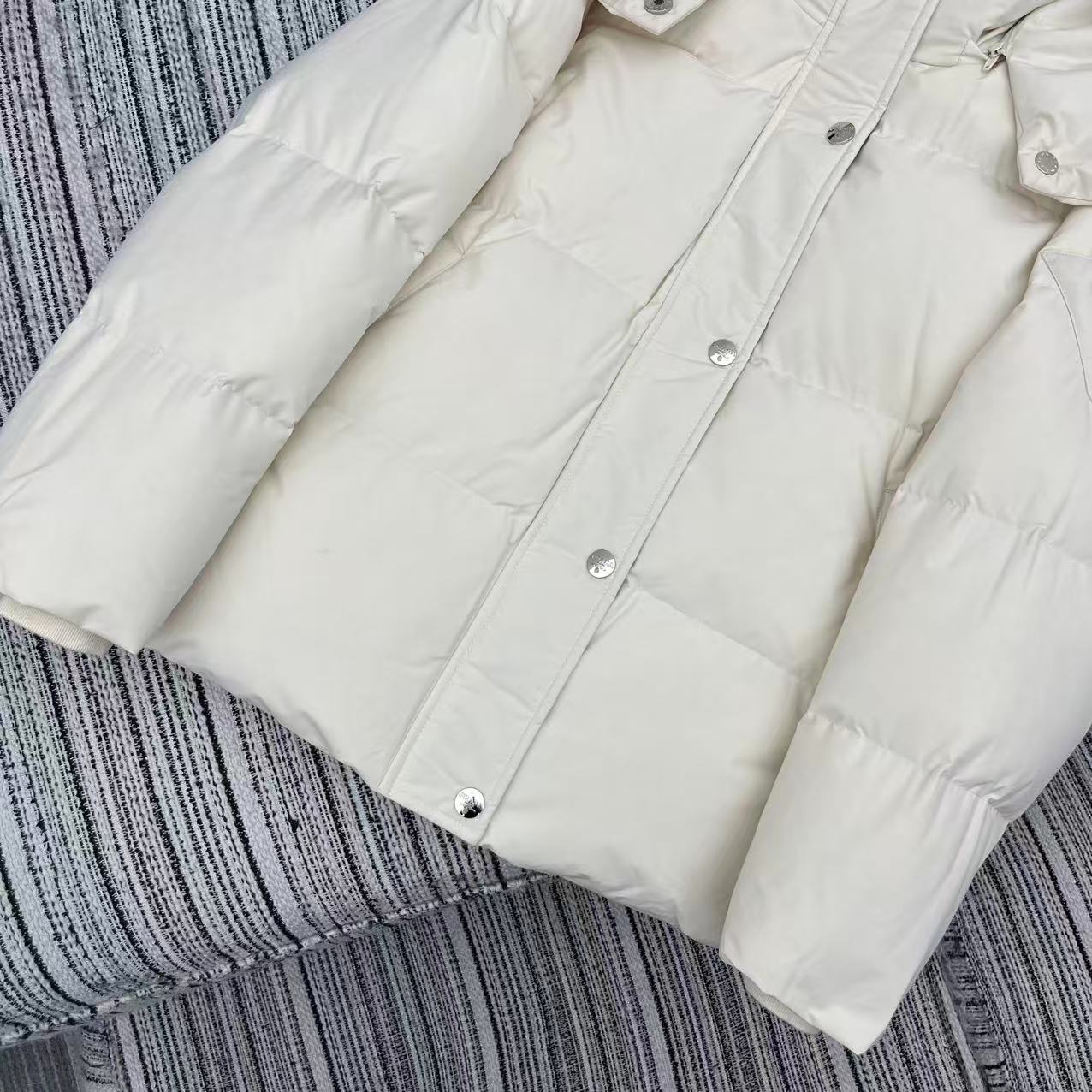 Weiße Daunenjacke