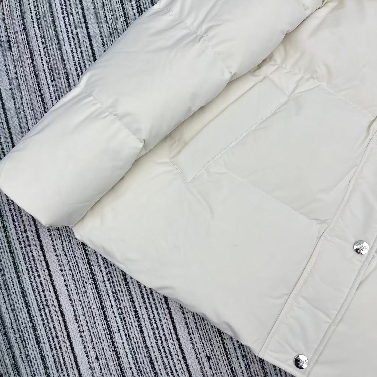 Weiße Daunenjacke