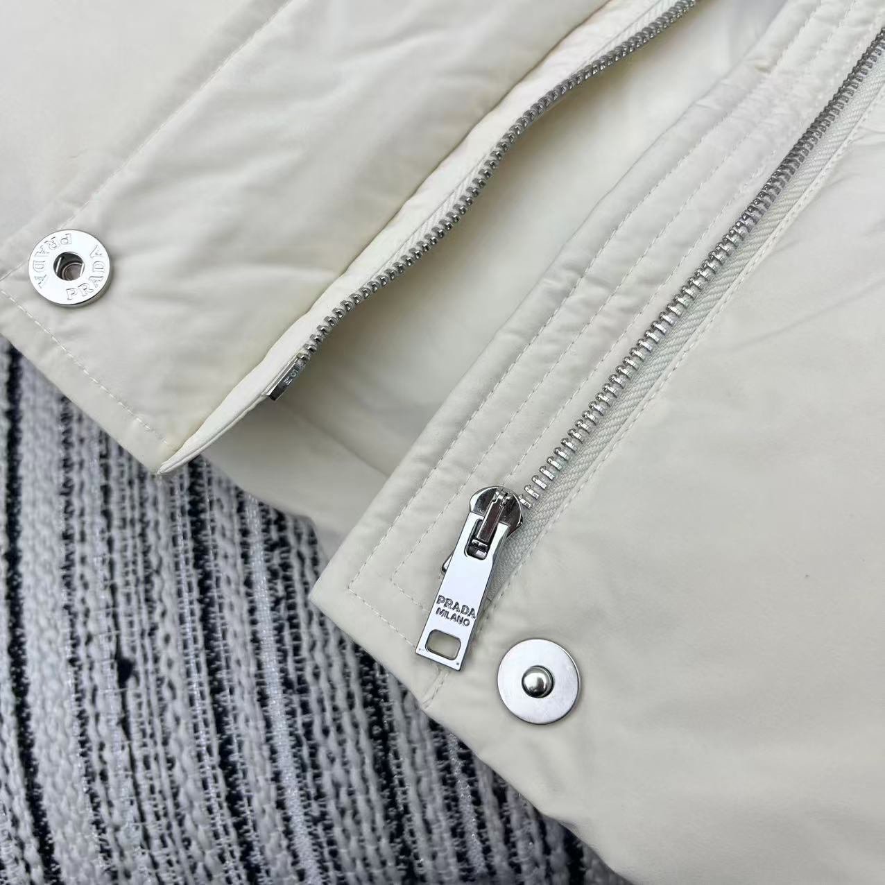 Weiße Daunenjacke