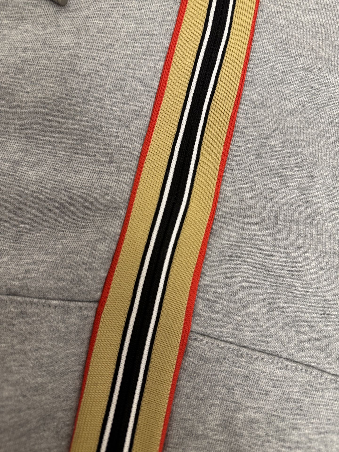 Sudadera con capucha bordada