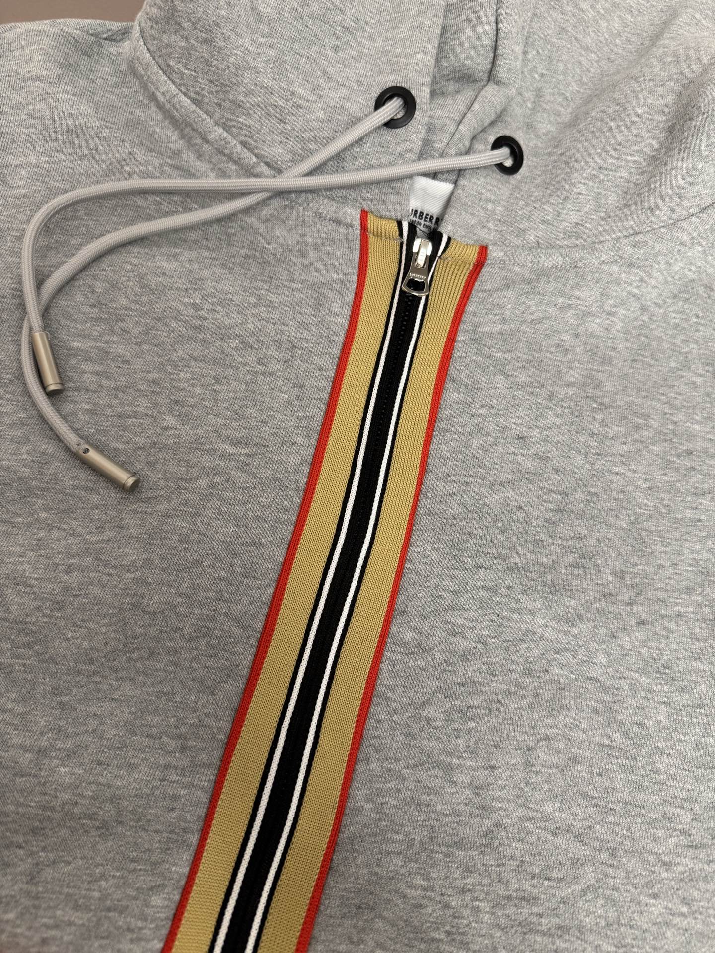 Sudadera con capucha bordada