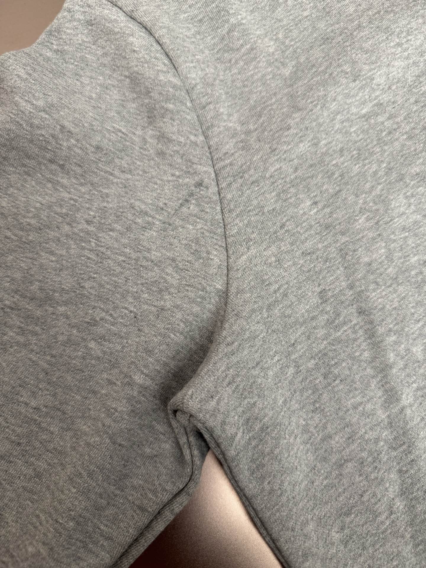 Sudadera con capucha bordada