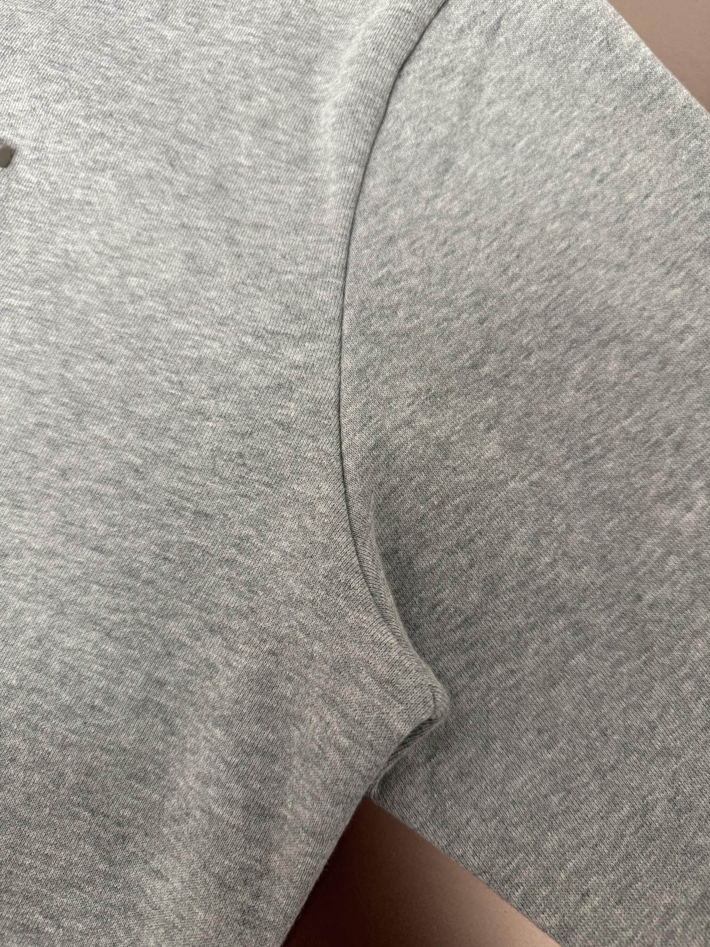 Sudadera con capucha bordada
