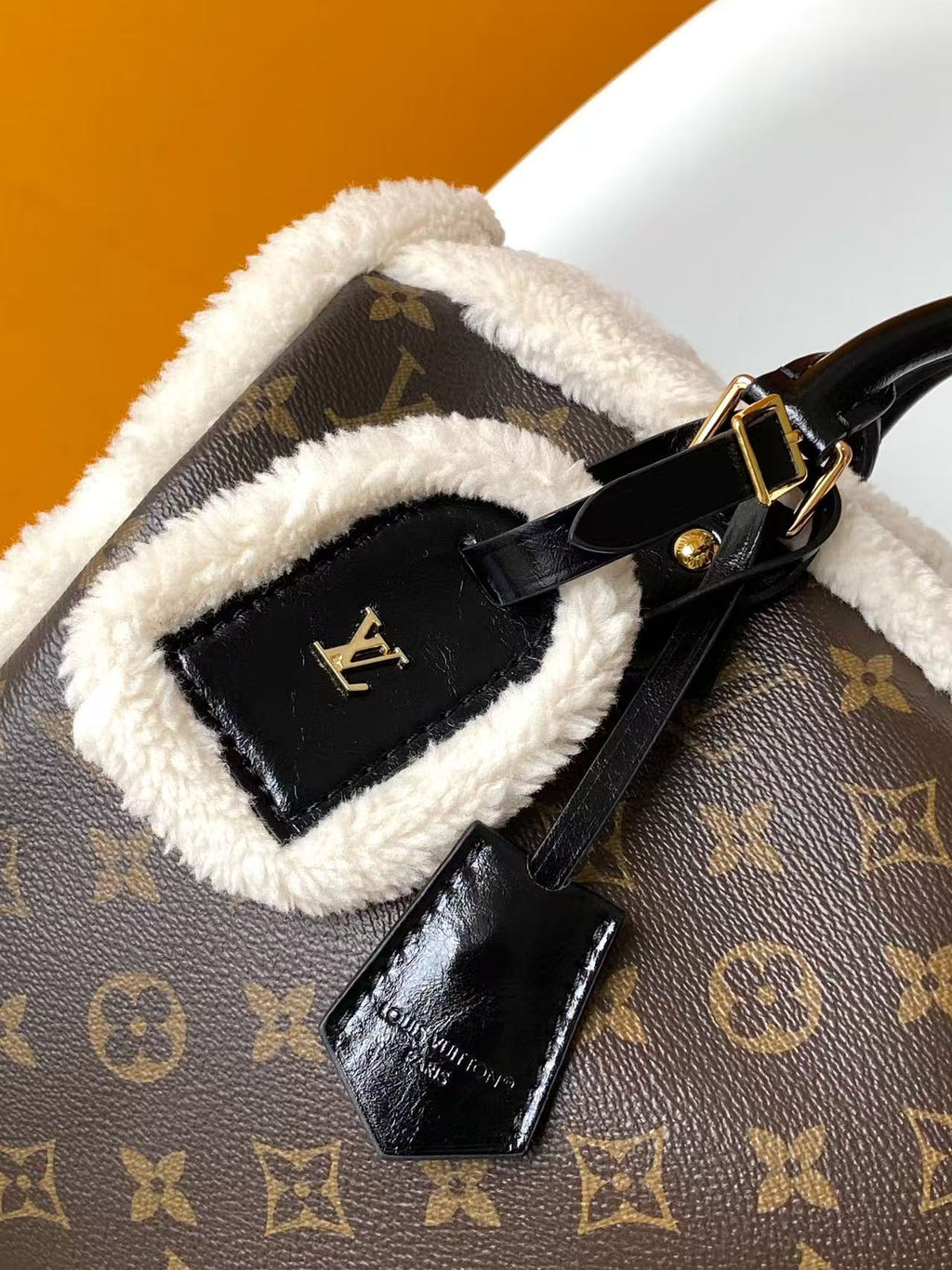 Ledertasche mit weichem Besatz