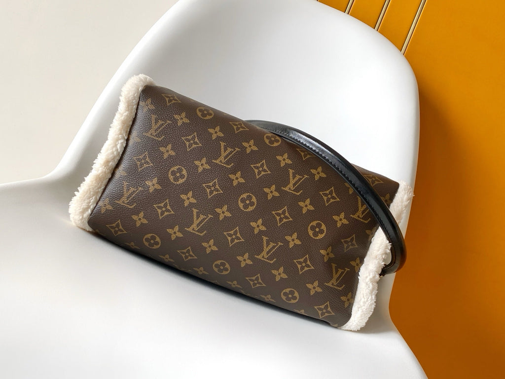 Ledertasche mit weichem Besatz