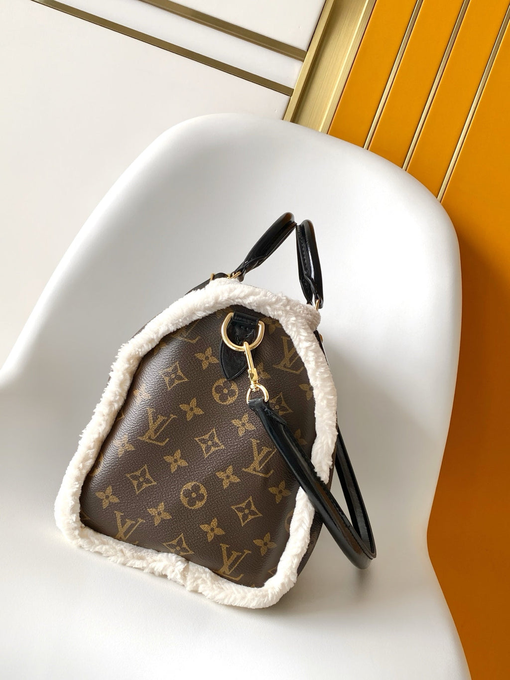Ledertasche mit weichem Besatz