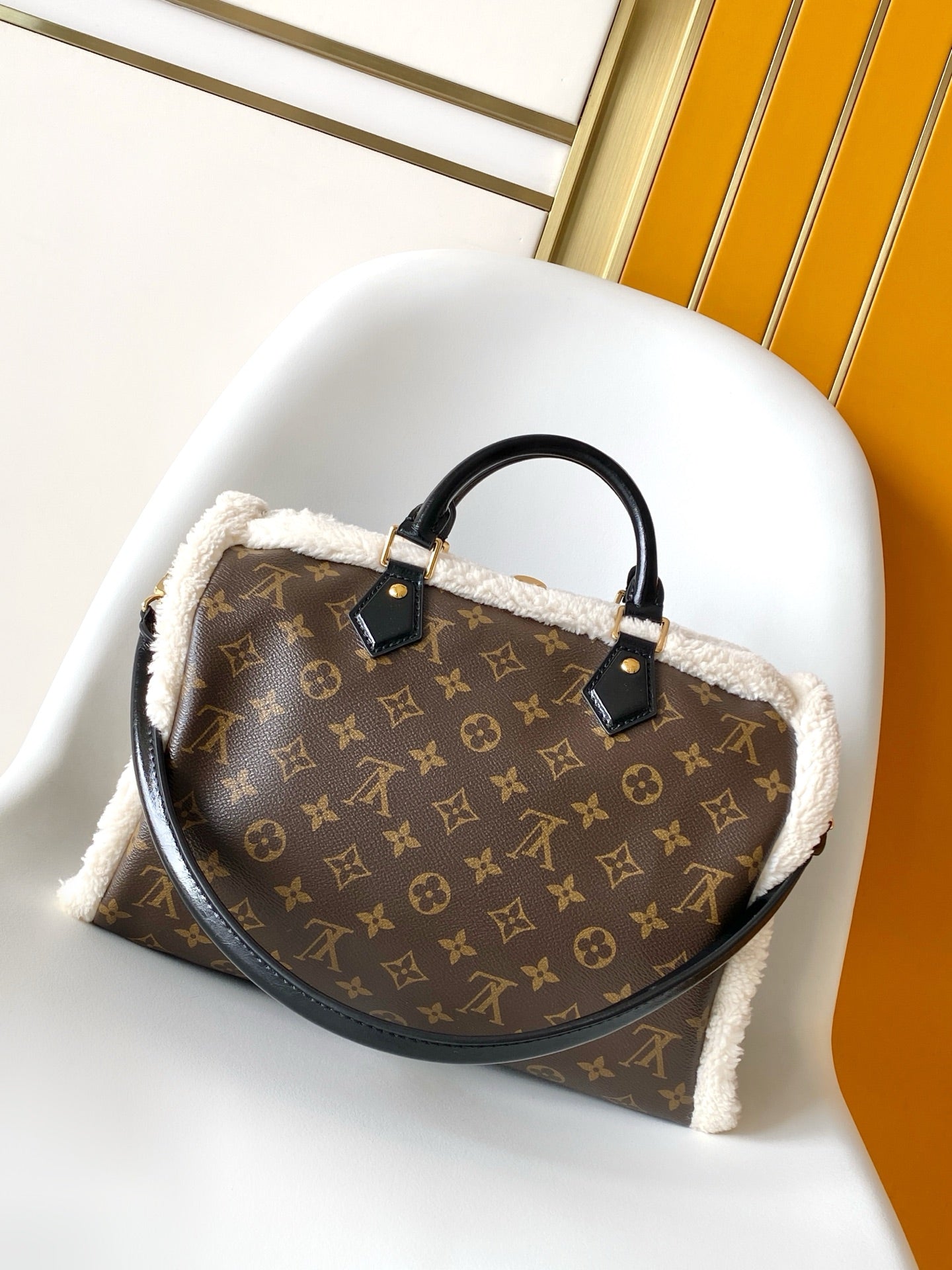 Ledertasche mit weichem Besatz