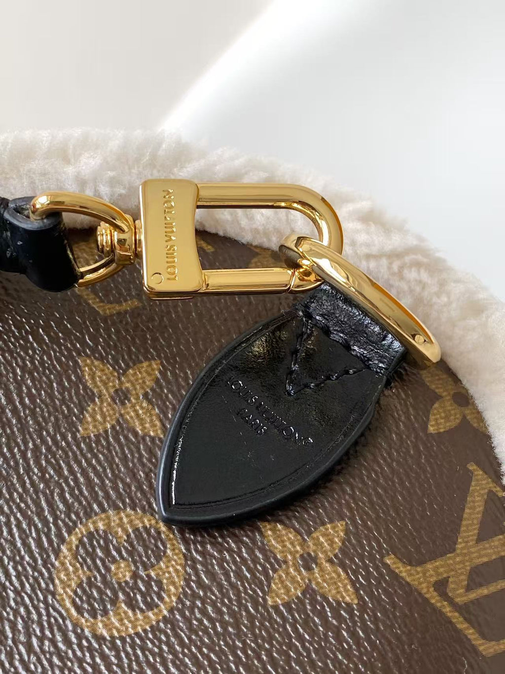 Ledertasche mit weichem Besatz