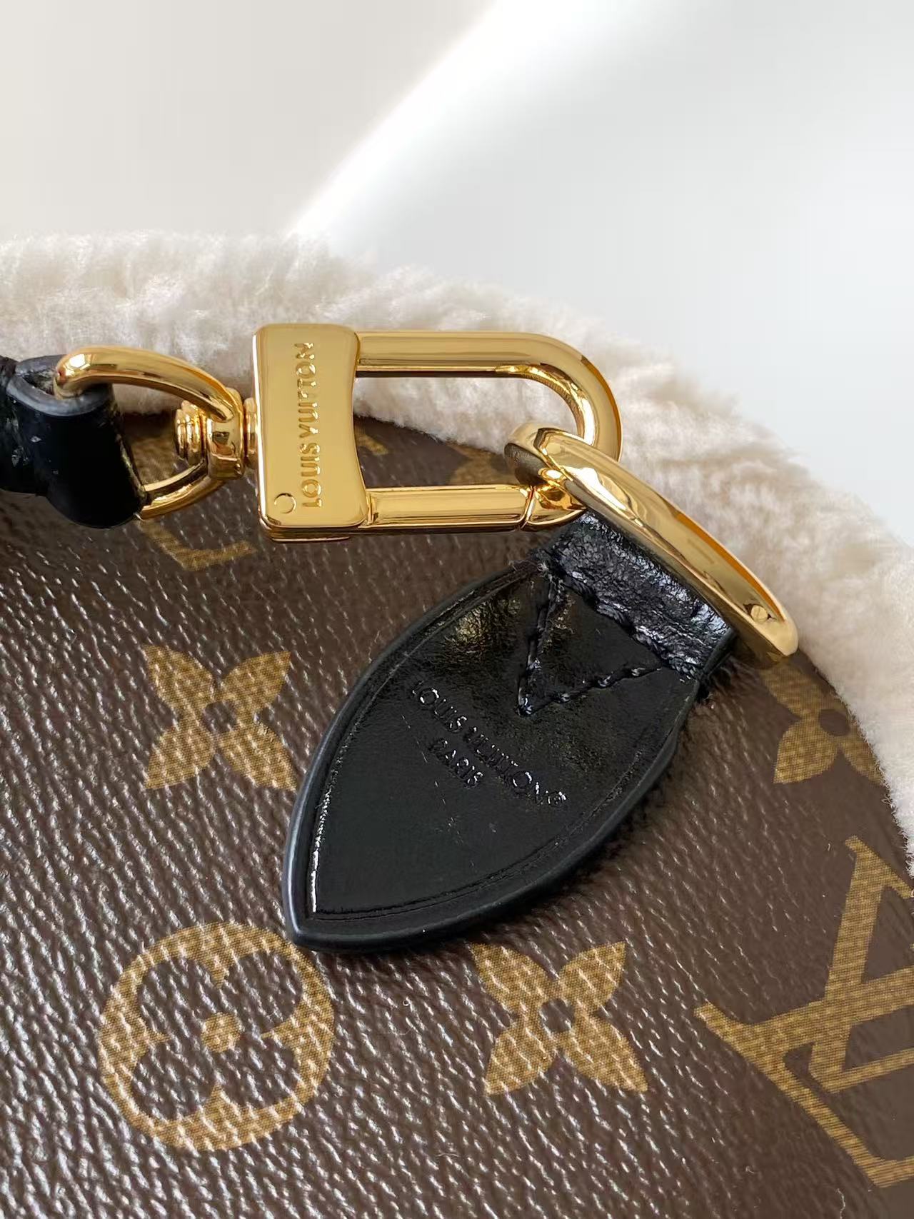 Ledertasche mit weichem Besatz