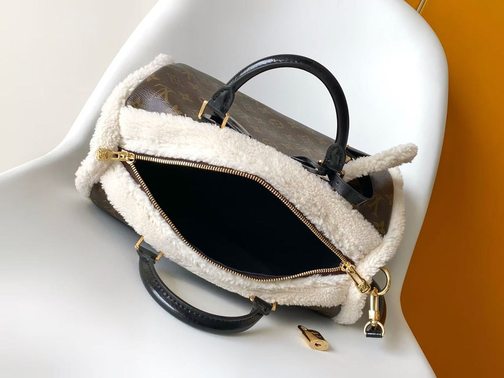 Ledertasche mit weichem Besatz