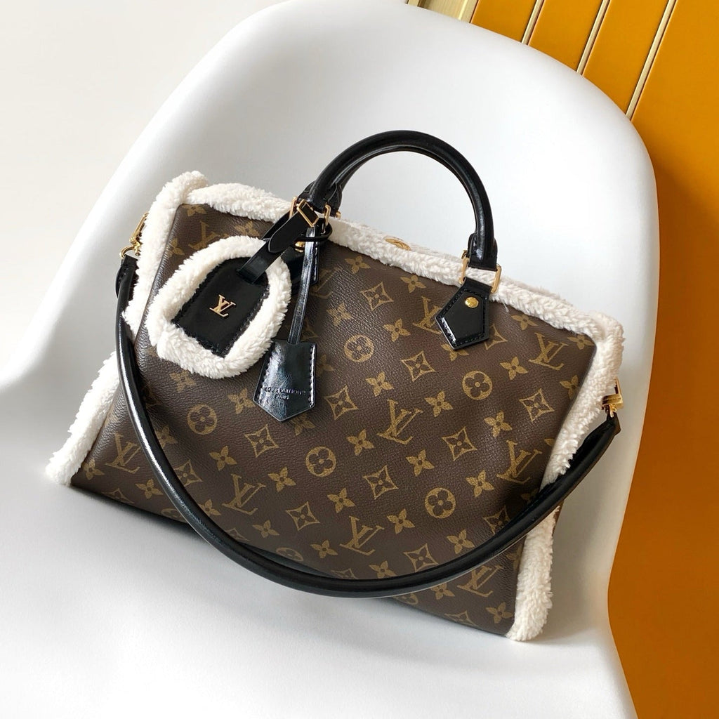 Ledertasche mit weichem Besatz
