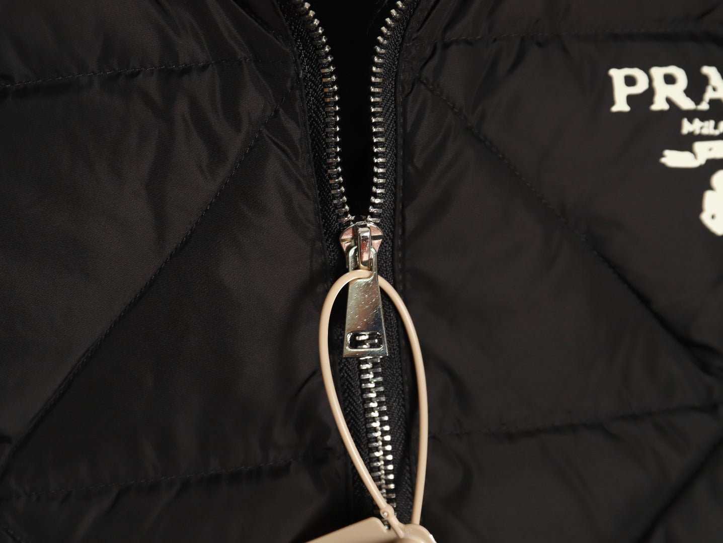 Chaqueta de plumas con patchwork de diamantes