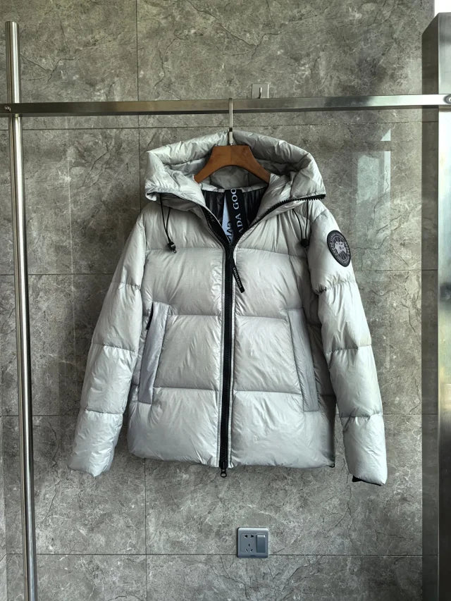 Glänzende Daunenjacke