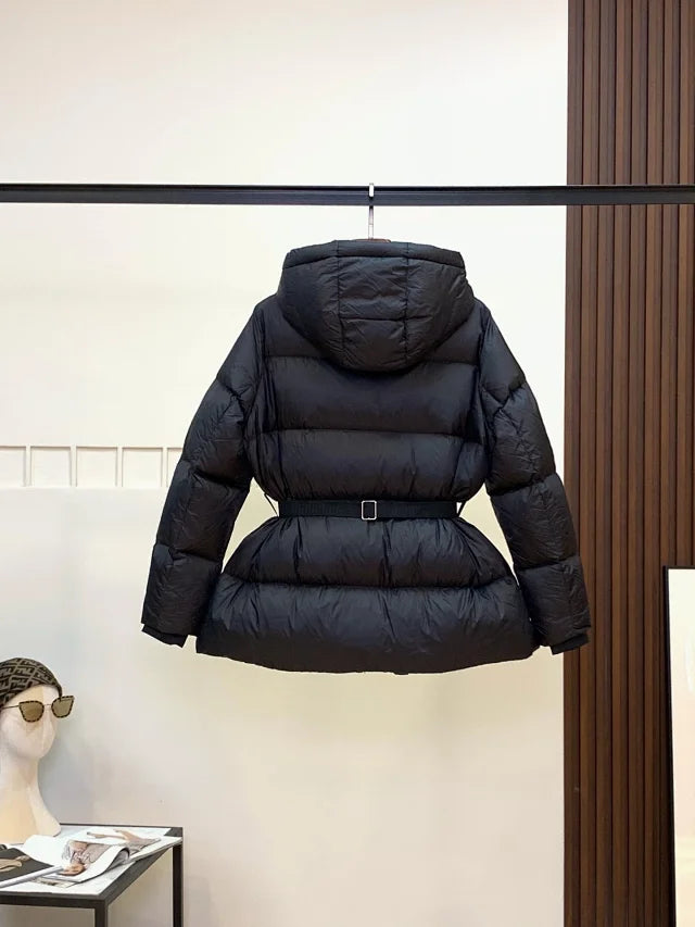 Chaqueta acolchada con capucha y cinturón