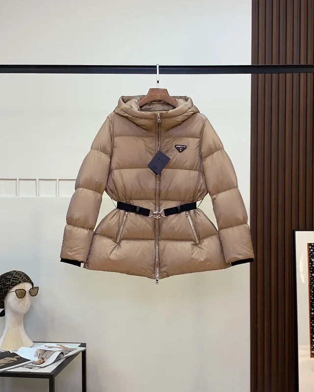 Chaqueta acolchada con capucha y cinturón