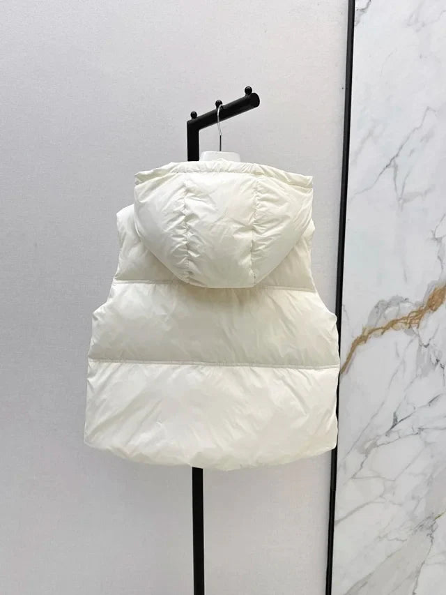 Chaleco de plumas con capucha