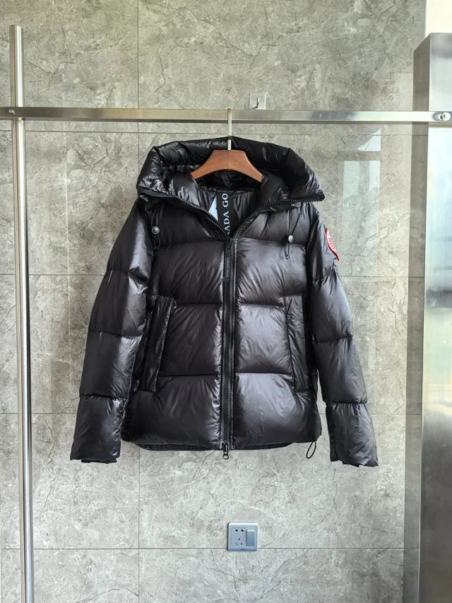 Glänzende Daunenjacke
