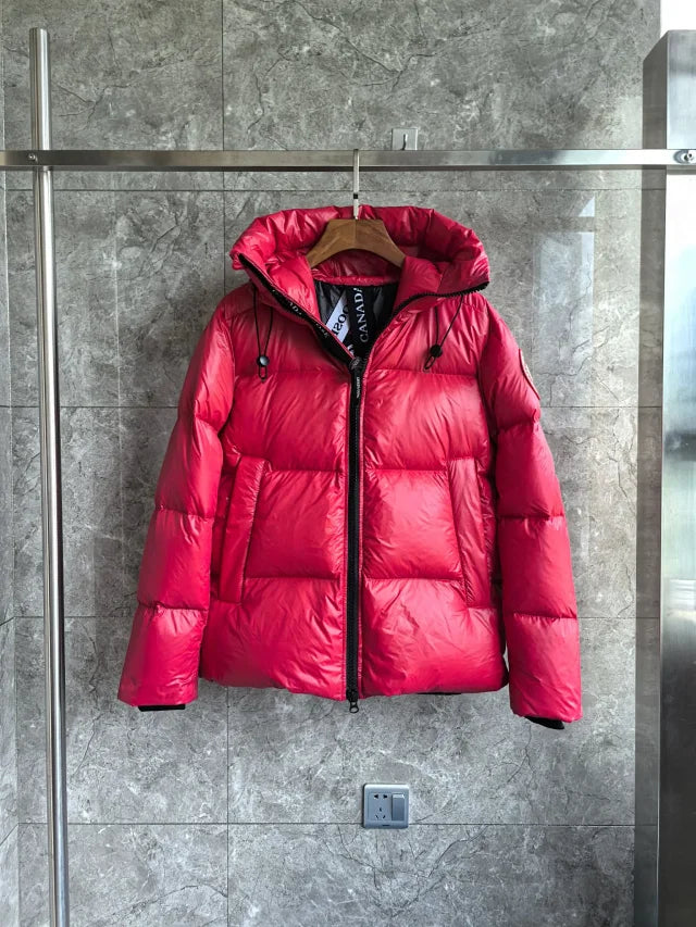 Glänzende Daunenjacke