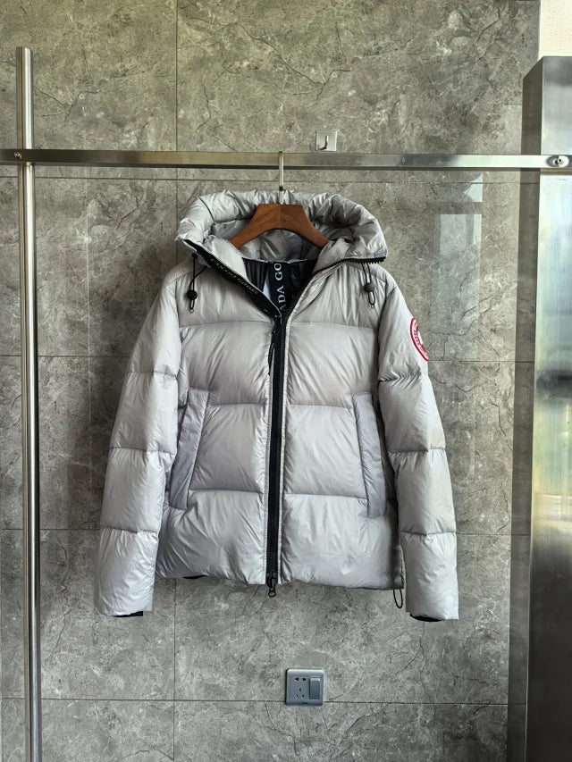 Glänzende Daunenjacke