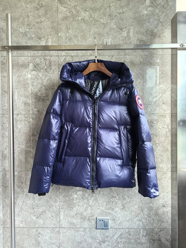Glänzende Daunenjacke