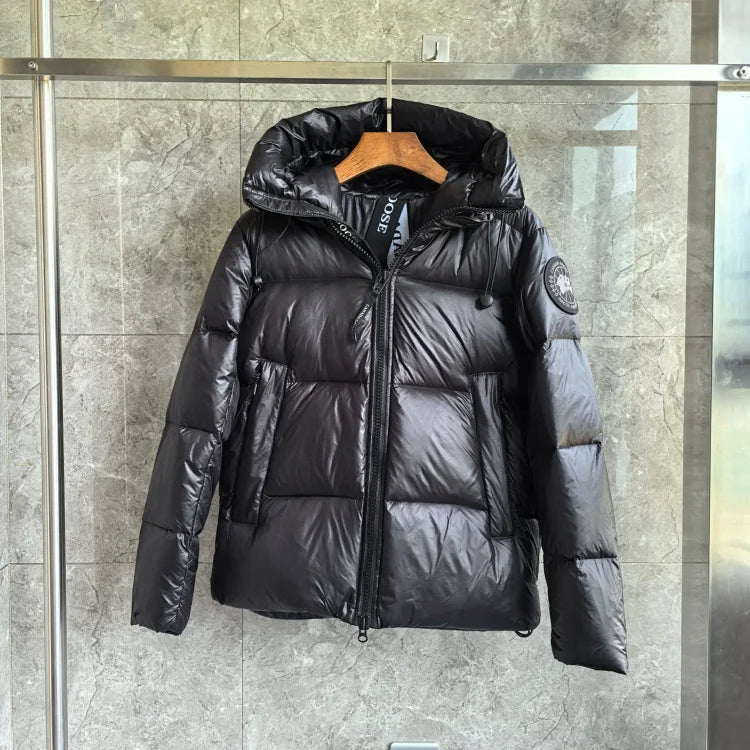 Glänzende Daunenjacke