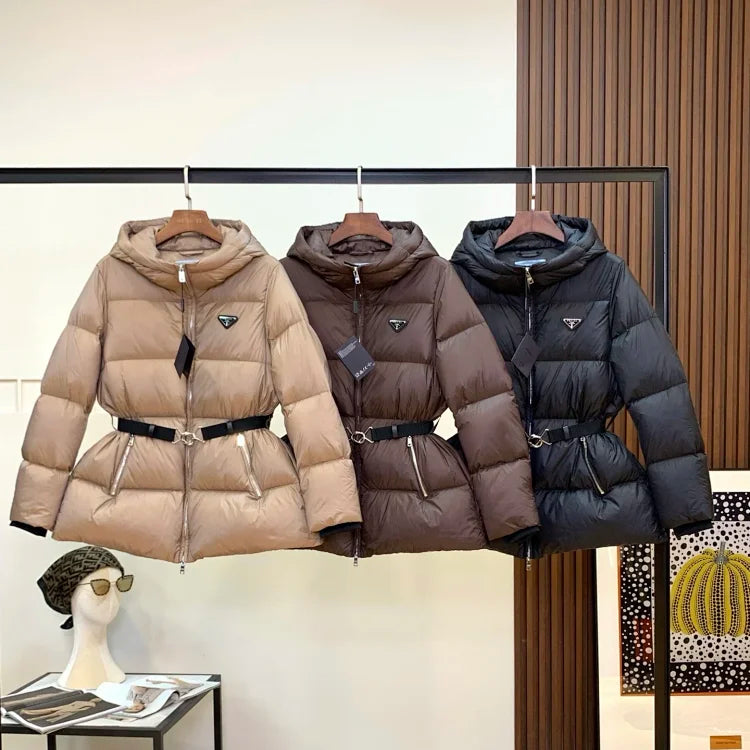 Chaqueta acolchada con capucha y cinturón