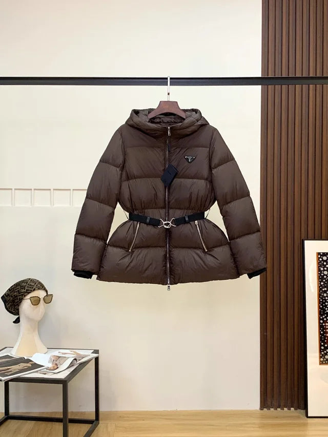 Chaqueta acolchada con capucha y cinturón