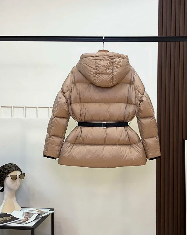 Chaqueta acolchada con capucha y cinturón