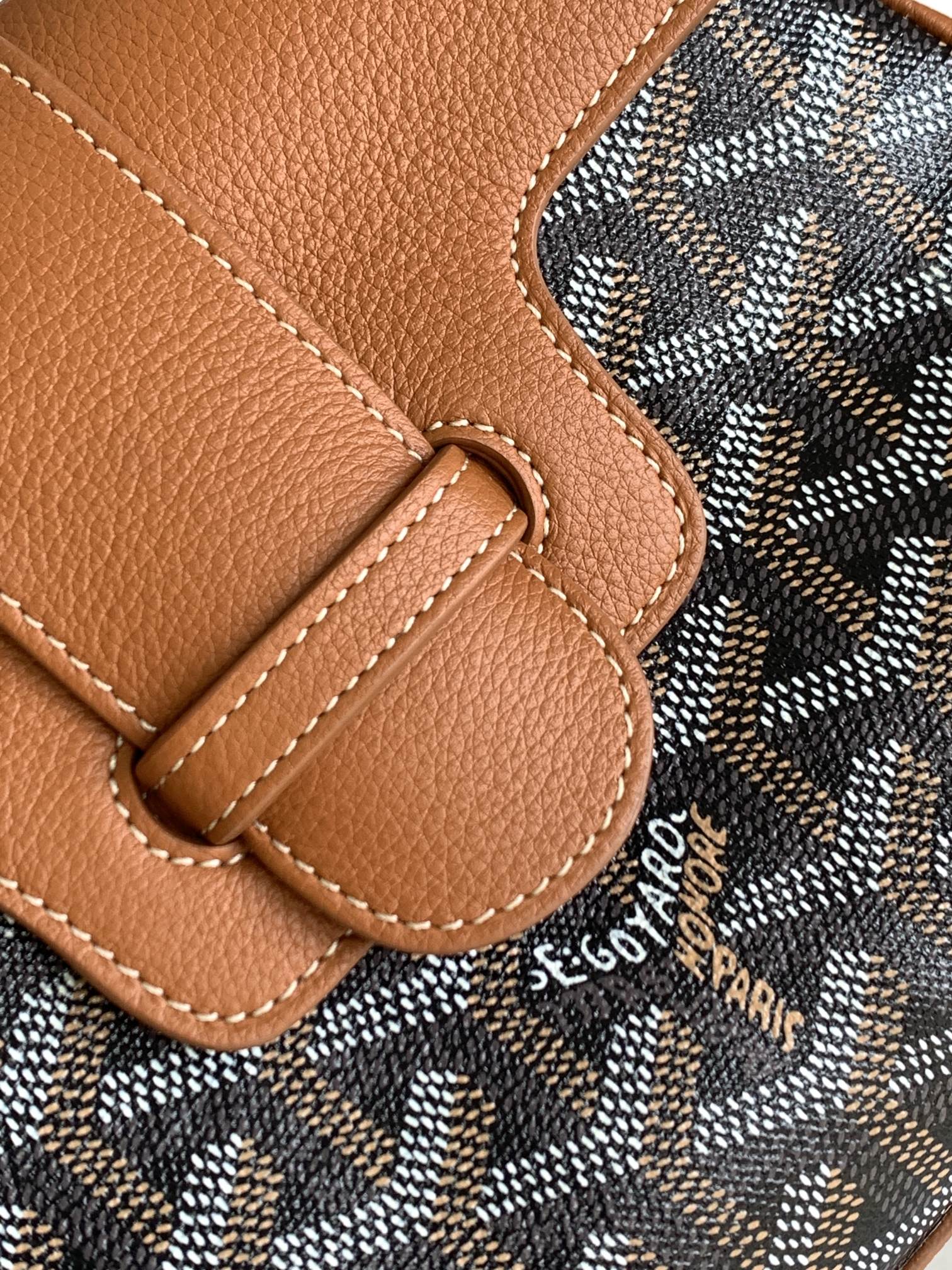 Bolso de mano con estampado clásico