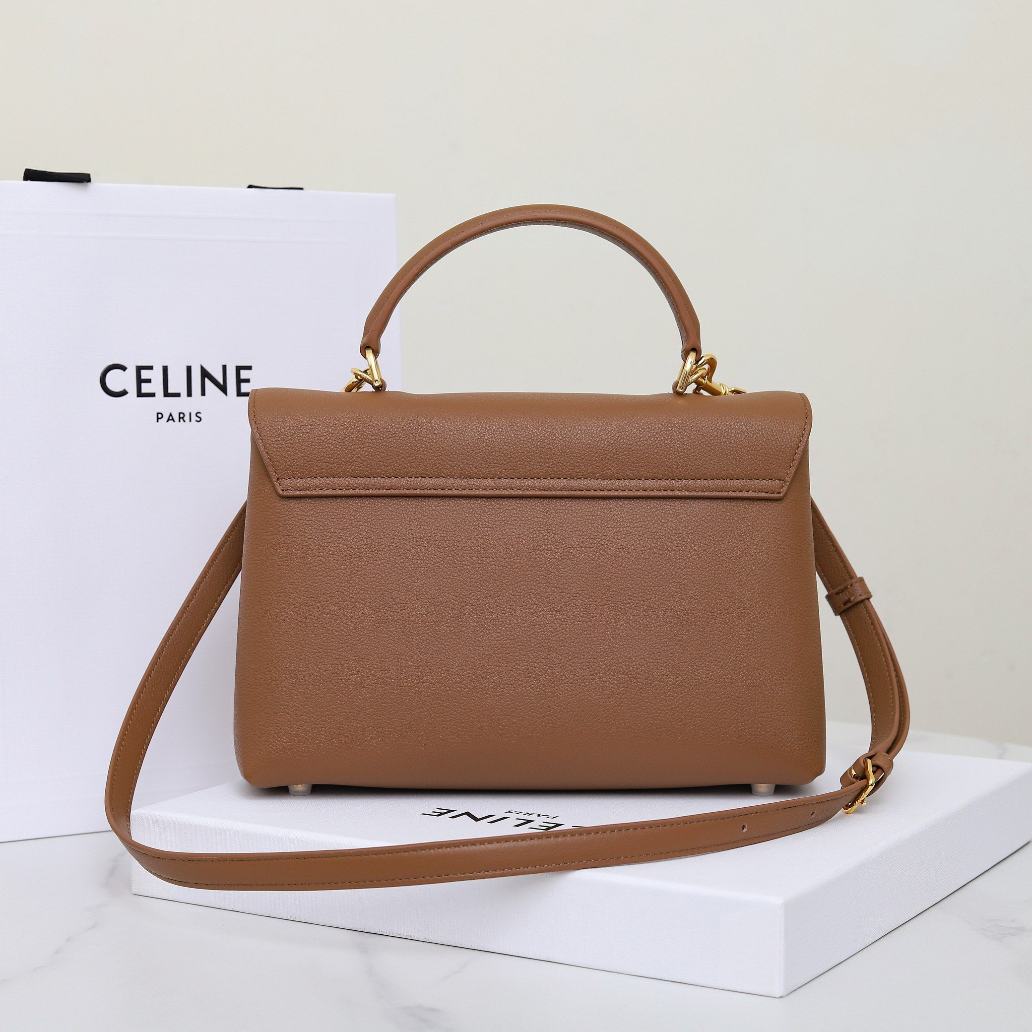 Bolso clásico de piel con asa superior
