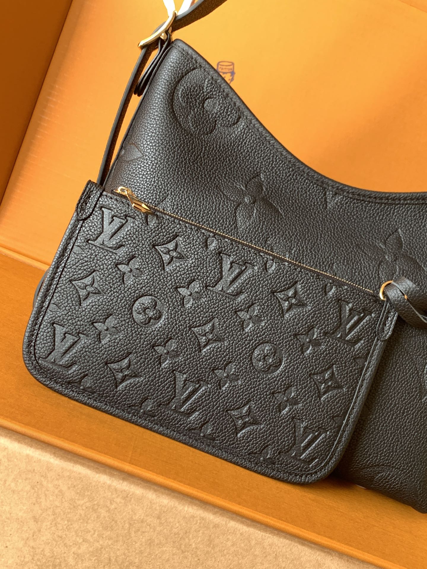 Bolso de hombro de piel repujada