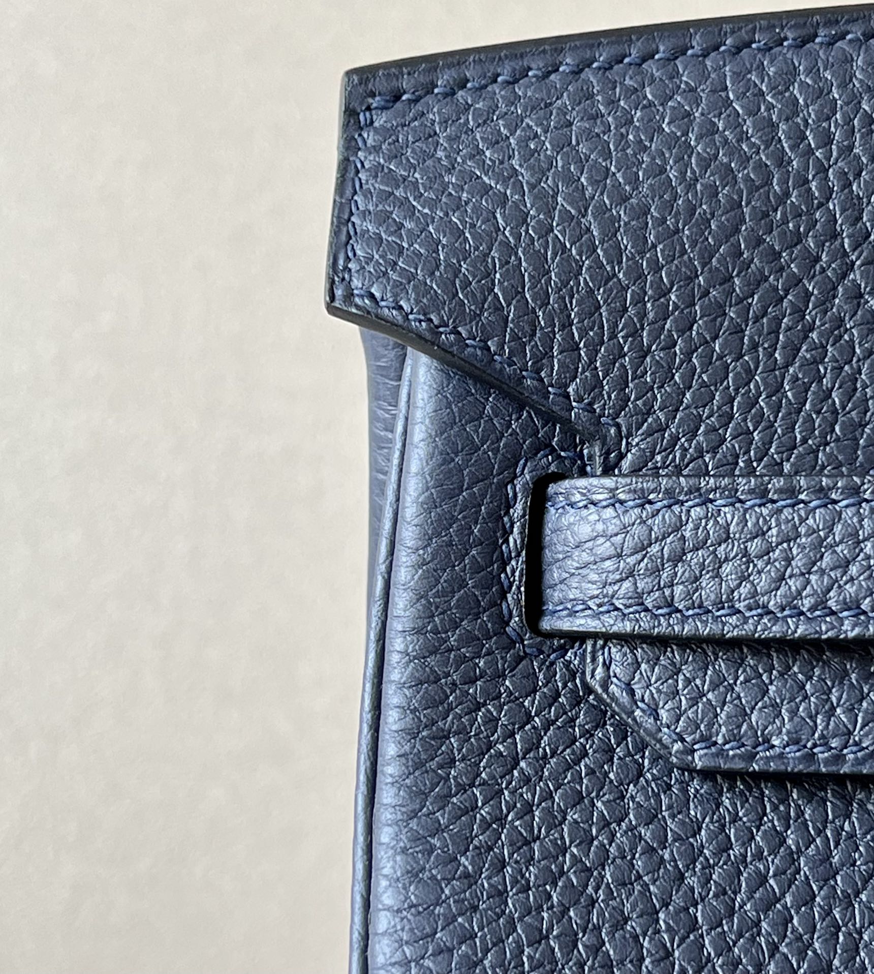 Strukturierte Ledertasche