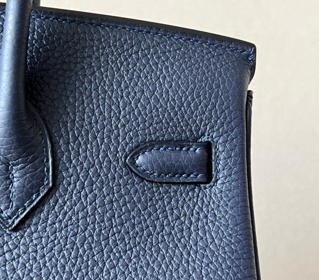 Strukturierte Ledertasche