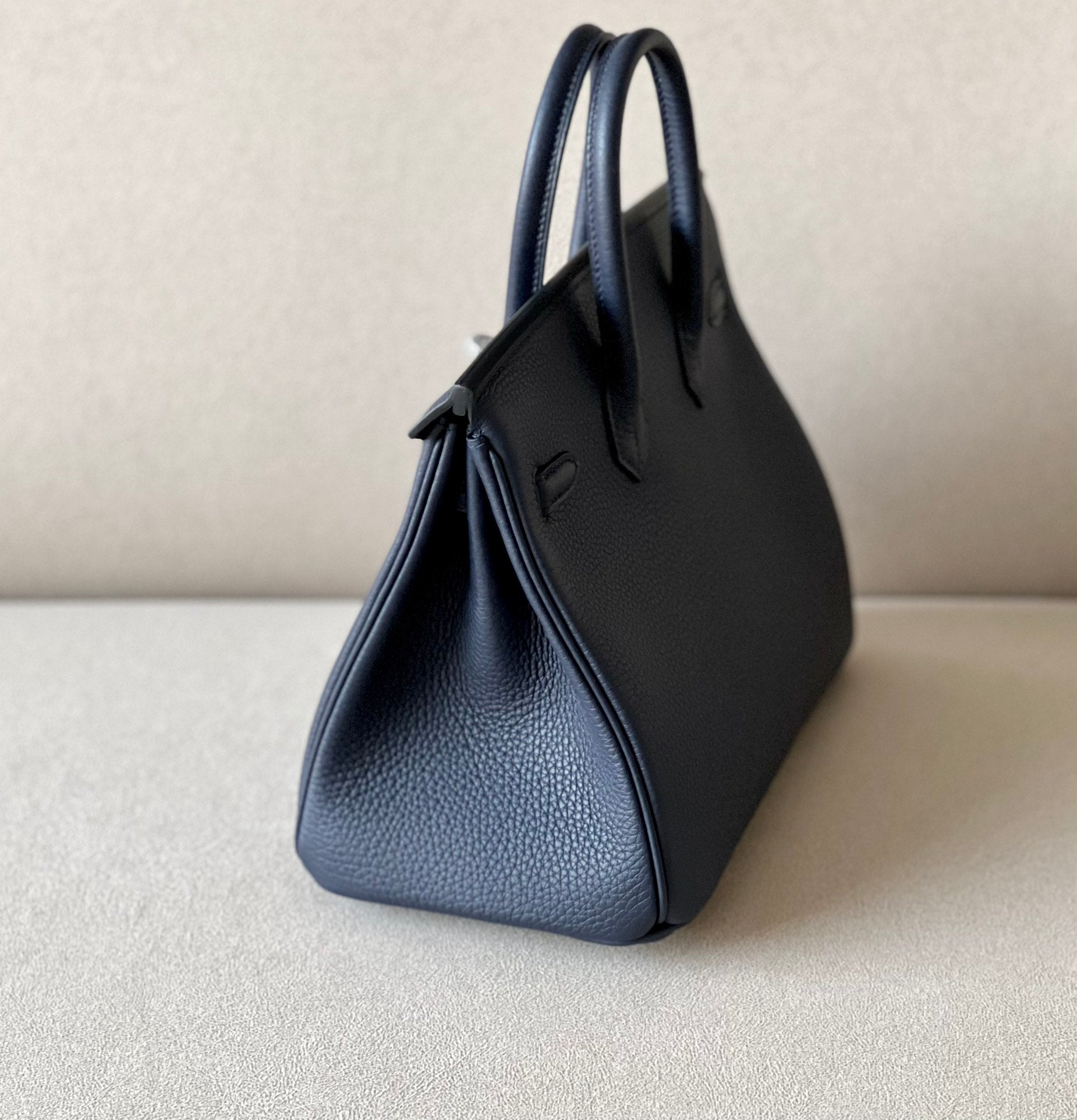 Strukturierte Ledertasche