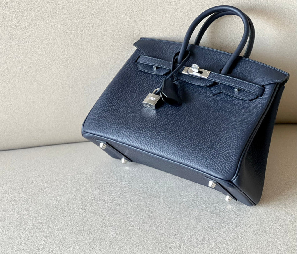 Strukturierte Ledertasche